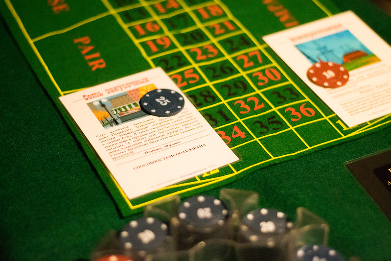 Ведущий развлекает гостей на корпоративе в Сургуте