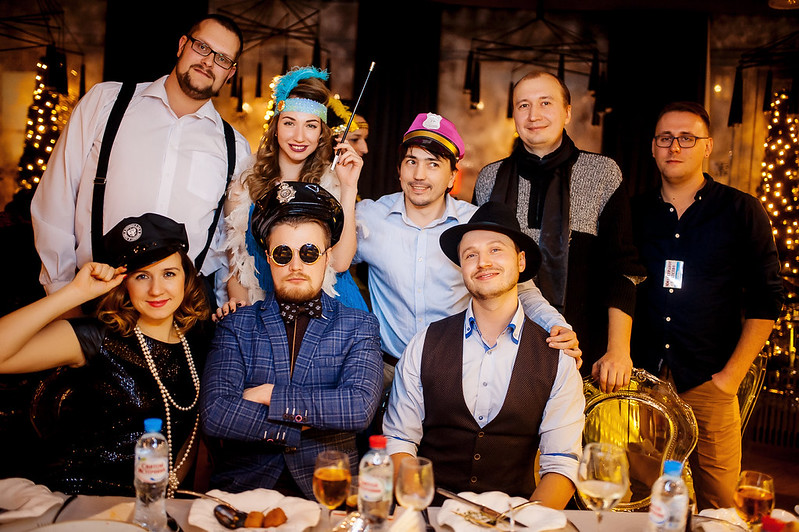 Команда компании празднует Новый год в ресторане Сургуте