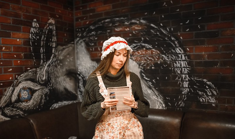 Выездные квесты на Международный женский день: организаторы проводят игру в школе generalCities.Сургуте