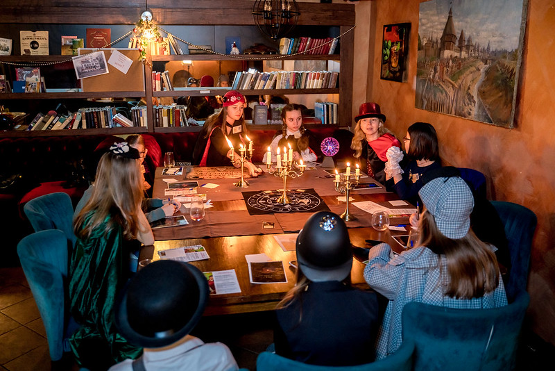 Дети разгадывают загадки в семейном квесте Хэллоуина в generalCities.Сургуте